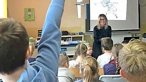 Die Schüler der ersten bis vierten Klasse haben viele Fragen an die Buchautorin Sonja Kaiblinger. Fotos: Annabelle Gunzelmann