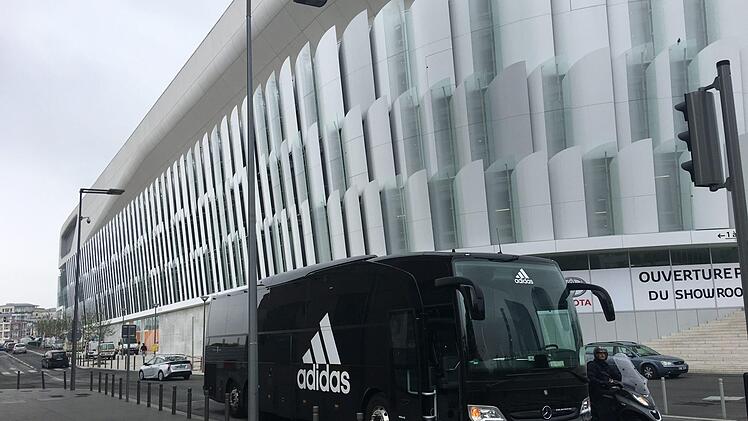 Der Adidas-Bus vor dem Prinzenpark-Stadion in Paris