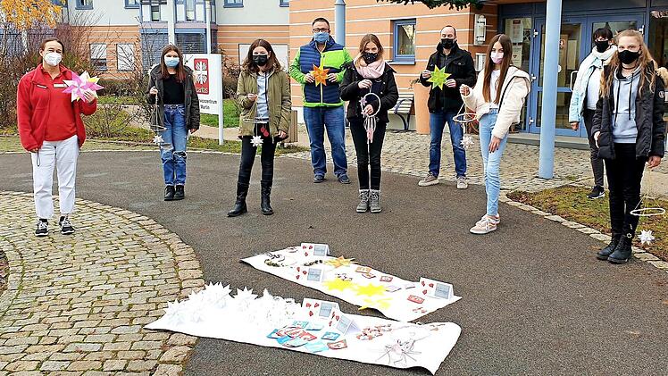 Liebevolle Aufmerksamkeiten gab es f&uuml;r die Bewohner des Altenservicezentrums in Hofheim. Renate R&ouml;sch (links) nahm die gebastelten Geschenke der Realsch&uuml;ler und Lehrer entgegen.  Foto: Melanie Schr&ouml;der