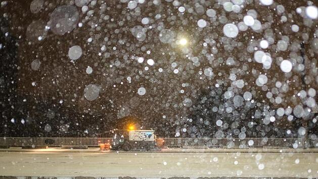 Ein Lkw-Fahrer ist bei Konradsreuth aufgrund nicht angepasster Geschwindigkeit im Graben gelandet