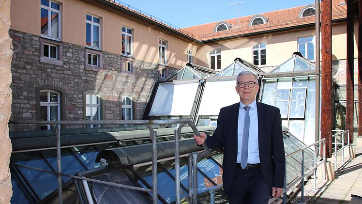 Vorstand Jürgen Klubertanz über dem Glasdach des Schalterraums der Raiffeisenbank.  Foto: Ralf Ruppert