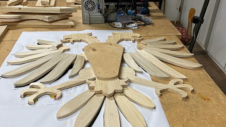 Aus nahezu 30 Teilen besteht der neue Holzadler, der in der Schreinerei der Kunstsammlungen gefertigt wird. Nach dem Zusammenbau wird er naturgetreu angemalt.