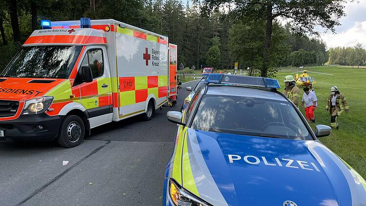 Unfall mit f&uuml;nf Schwerverletzten neben Badesee: Polizist l&auml;sst Unfallstelle mit Traktor absperren