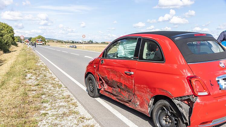 Schwerer Unfall auf der B4 im Kreis Bamberg: Auto brennt komplett aus