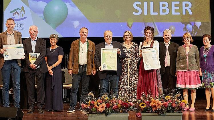 Die Thurnauer Gesandtschaft ist stolz auf die Auszeichnung für ihre Gemeinde.