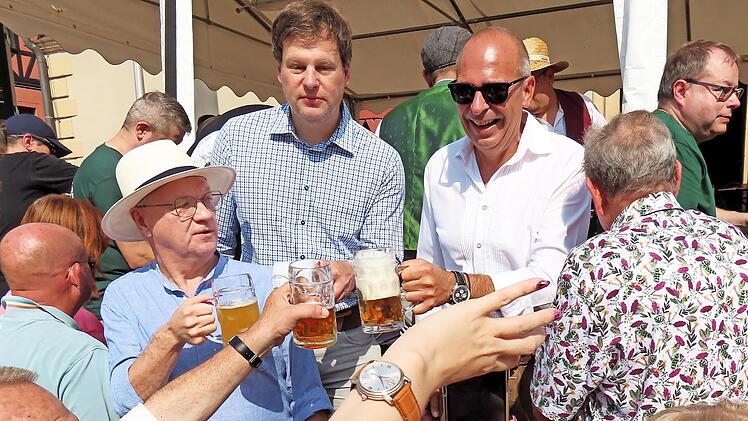 „Prosit! Auf ein gemütliches, friedliches Bierbrauerfest!“