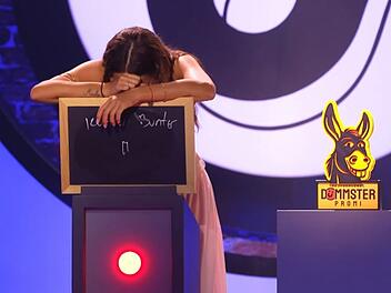 Der Moment, in dem Alessia Herren bemerkt, dass sie das Finale von "Deutschlands Dümmster Promi" ... nun ja: gewonnen hat. Die Antwort auf die "Pippi Langstrumpf"-Frage ist falsch.
