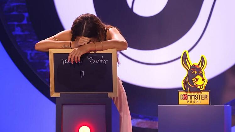 Der Moment, in dem Alessia Herren bemerkt, dass sie das Finale von "Deutschlands Dümmster Promi" ... nun ja: gewonnen hat. Die Antwort auf die "Pippi Langstrumpf"-Frage ist falsch.