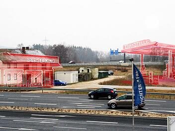 An der Autobahnauffahrt Süd: Das alte Haus, links im Hintergrund, wird abgerissen. Stattdessen wird hier ein kleines Gewerbegebiet entstehen. Foto: Andreas Oswald