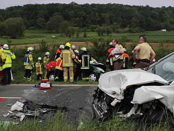 Am Freitagnachmittag prallten zwei Autos in einer Kurve aufeinander. Fotos: fra-pres