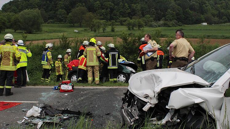Am Freitagnachmittag prallten zwei Autos in einer Kurve aufeinander. Fotos: fra-pres