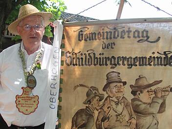 Mit einer Oberbürgermeisterkette vom "Oberhogen" kam Werner Hofmann (73) zum Senioren-Gregori in Kulmbach. Die Fahne der Schildbürgergemeinden stammt schon aus dem Jahr 1930, so Hofmann.
