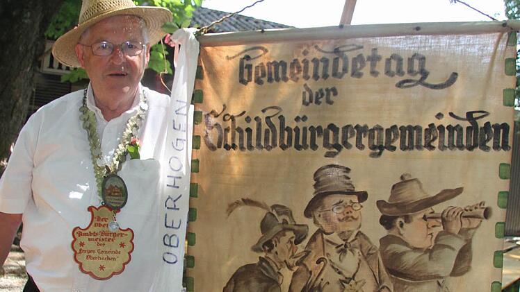 Mit einer Oberbürgermeisterkette vom "Oberhogen" kam Werner Hofmann (73) zum Senioren-Gregori in Kulmbach. Die Fahne der Schildbürgergemeinden stammt schon aus dem Jahr 1930, so Hofmann.