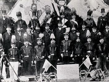 Bergfeste hatten in Stockheim in alter Zeit eine große Bedeutung für die Knappen im Steinkohlenrevier Stockheim-Neuhaus-Reitsch. Unser Bild zeigt die Steiger, Obersteiger und Bergbeamten des Bergfestes im Jahre 1890 mit Bergwerksbesitzer Richard Freiherr von Swaine (Mitte mit Zylinder). Repro: Gerd Fleischmann