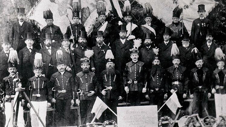 Bergfeste hatten in Stockheim in alter Zeit eine große Bedeutung für die Knappen im Steinkohlenrevier Stockheim-Neuhaus-Reitsch. Unser Bild zeigt die Steiger, Obersteiger und Bergbeamten des Bergfestes im Jahre 1890 mit Bergwerksbesitzer Richard Freiherr von Swaine (Mitte mit Zylinder). Repro: Gerd Fleischmann