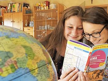 Mirjam Halbig und Lena Dittmann bereiten sich auf ihre Arbeit in Kenia vor. Foto: Arkadius Guzy