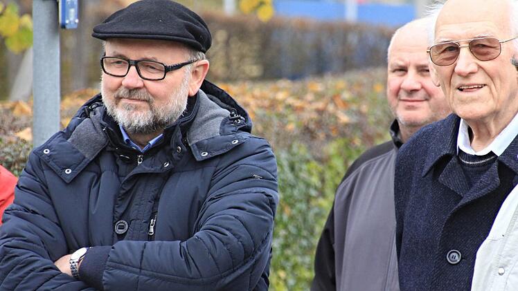 Altbürgermeister Robert Herrmann (links) und sein Vorgänger im Amt, Altbürgermeister Rolf Feulner (rechts) folgen zusammen mit Stadtrat Klaus Schineller (Mitte) vom der EAL, Bündnis 90 Grüne, der Enthüllungszeremonie. Rolf Feulner (CSU) sagte nach der Enthüllung: "Das ist eine gute Sache." Foto: Helmut Will