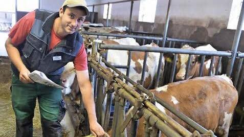 Christoph Fösel aus Eltmann bei seiner Prüfung im Bereich Tierhaltung