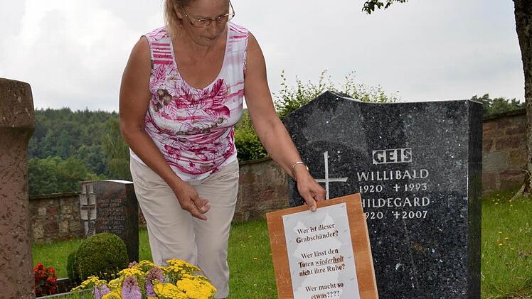 Lydia Muth hat sogar ein Schild auf dem Grab stehen, das auf die Schändungen hinweist. Doch bewirkt hat es offenbar nichts. Immer wieder finden sich Wachsreste und Urin auf den Pflanzen. Foto: Kathrin Kupka-Hahn