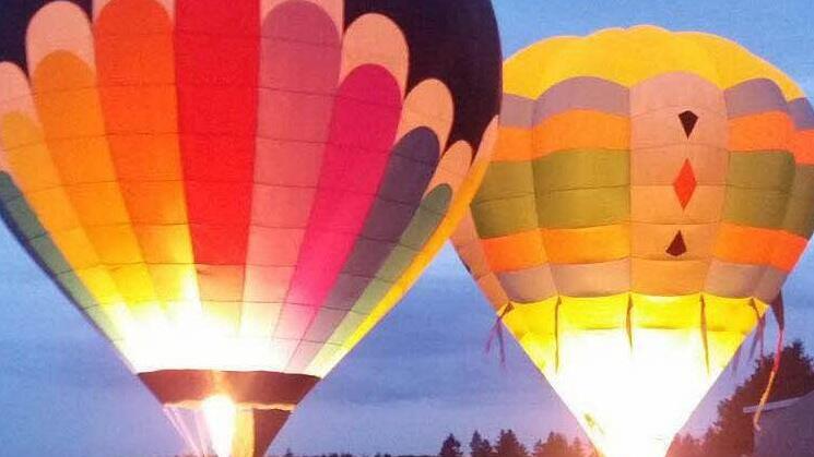 Die glühenden Modellballons machten sich beim Flugplatzfest in der Dämmerung gut. Foto: Michael Wunder