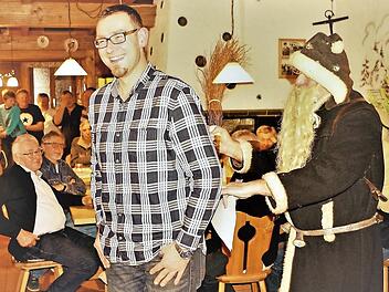 Der Nikolaus ließ bei der Wallenfelser Flößerkirchweih ausgiebig seine Rute spüren.Foto: Gerd Fleischmann