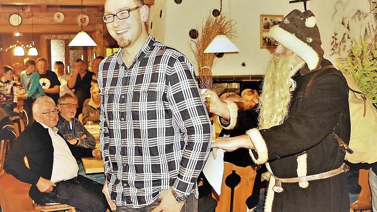 Der Nikolaus ließ bei der Wallenfelser Flößerkirchweih ausgiebig seine Rute spüren.Foto: Gerd Fleischmann