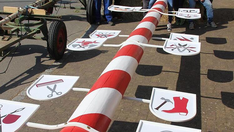 Die Maibaum-Räuber mit dem Ersatz-Stamm.