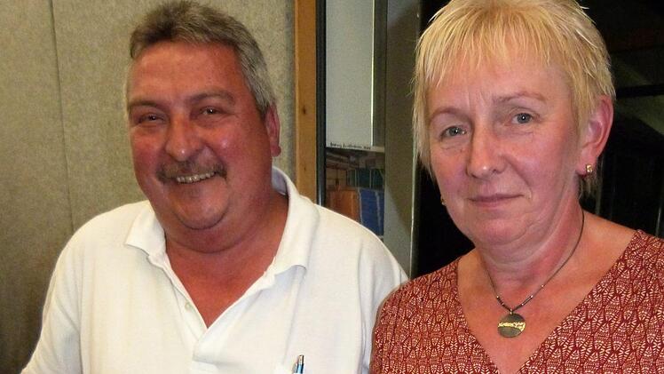 Lob bekam das Hausmeisterehepaar Bernhard und Christine Stenglein von den Abiturienten. Foto: Werner Reißaus
