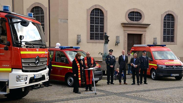 Drei Feuerwehrfahrzeuge erhielten den  kirchlichen Segen.  Foto: Peter Rauch