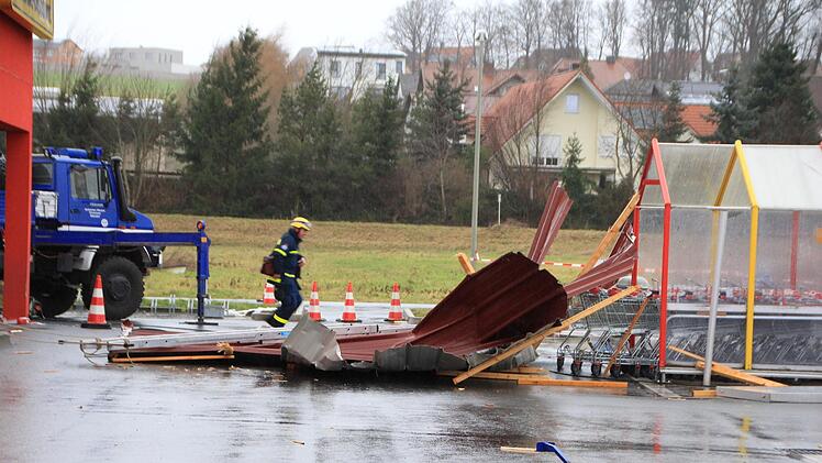 Der Sturm hat das Dach des Nettomarktes in Mühlhausen abgedeckt.  Foto: Andreas Dorsch