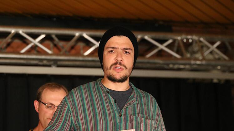 Die Theatergruppe Kompassion des Franz-Miltenberger-Gymnasiums  spielte die Farce "Benefiz. Jeder rettet einen Afrikaner" von Ingrid Lausund. Foto: Sebastian Schmitt