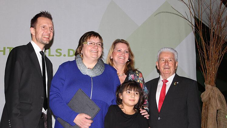 Gruppenbild nach der Ehrung, von links Bürgermeister Andreas Hügerich, Anne Salzbrenner, Johann Guerrero Peralta, dahinter Zweite Bürgermeisterin Sabine Rießner, rechts Dritter Bürgermeister Winfried Weinbeer,
