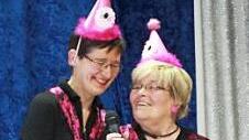 Komisch bis makaber: Gaby Ziegler (links) und Marianne Geyer als siamesische Zwillinge