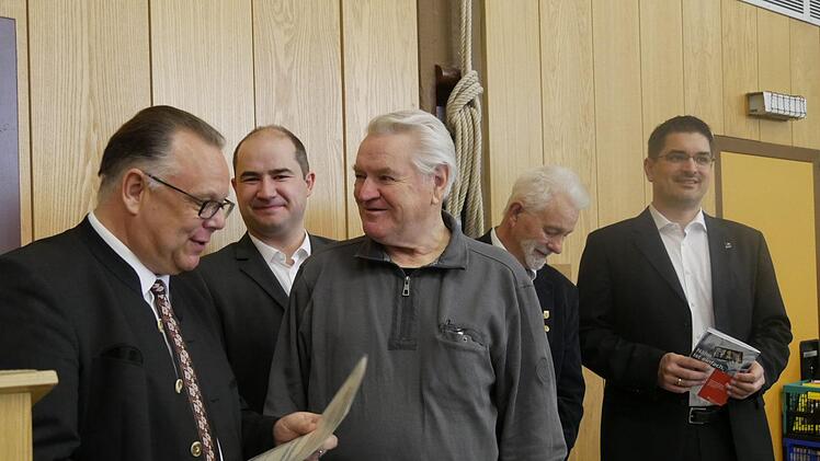 Bürgermeister Martin Stingl überreicht Jubilar Hermann  Bauernfreund das Vereinsabzeichen mit offenem Kranz: v. li.: Bürgermeister  Martin Stingl, Dominik Heike, Hermann Bauernfreund, Vorstand Burkhard  Grempel, stellvertretender Landrat Christian Gunsenheimer.   Foto: Manja von Nida
