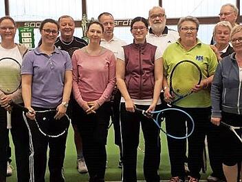 Das Mixed-Tennisturnier des SV Neuses gewannen Uwe Fugmann (Fünfter von links) und Miriam Bittermann (Achte von links). Auf dem Bild die weiteren Platzierten sowie die Organisatorinnen Maria Horn und Monika Popp (Erste und Sechste von Rechts). Foto: SV Neuses