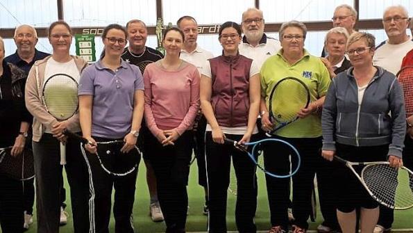 Das Mixed-Tennisturnier des SV Neuses gewannen Uwe Fugmann (Fünfter von links) und Miriam Bittermann (Achte von links). Auf dem Bild die weiteren Platzierten sowie die Organisatorinnen Maria Horn und Monika Popp (Erste und Sechste von Rechts). Foto: SV Neuses