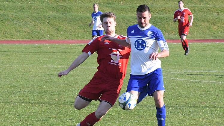 Sich nicht abgr&auml;tschen lassen wollen sich Erwin Gergely und der FC 06 Bad Kissingen (wie hier in einem Spiel der vergangenen Saison gegen Altbessingen) gegen die DJK Dampfach. Die Bilanz von sieben Punkten aus vier Spielen soll ausgebaut werden.Hopf