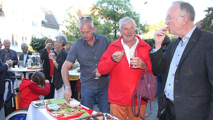 Bei einem kleinen Imbiss mit regionalen Produkten kamen die Besucher ins Gespr&auml;ch.  Foto: Sonny Adam