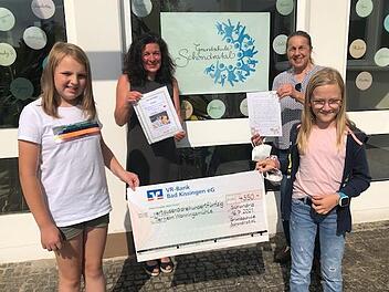 Lisa und Giulia aus der 4. Klasse freuen sich mit Rektorin Sabine Kreil (links) über die große Spende für das Tierheim. Ursula Boehm (rechts) bedankte sich persönlich bei allen Schulklassen.
