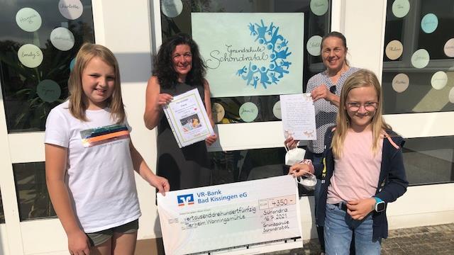 Lisa und Giulia aus der 4. Klasse freuen sich mit Rektorin Sabine Kreil (links) über die große Spende für das Tierheim. Ursula Boehm (rechts) bedankte sich persönlich bei allen Schulklassen.