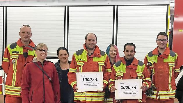 1000 Euro &uuml;bergab die Arbeiterwohlfahrt Tettau f&uuml;r die &ouml;rtliche Kinder- nd Jugendfeuerwehr. Bei der Feuerwehr war die Freude &uuml;ber diese Spende gro&szlig;.