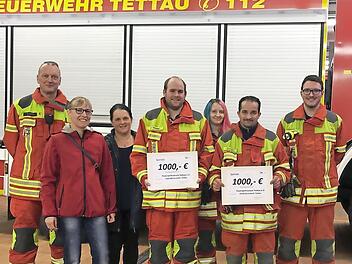 1000 Euro &uuml;bergab die Arbeiterwohlfahrt Tettau f&uuml;r die &ouml;rtliche Kinder- nd Jugendfeuerwehr. Bei der Feuerwehr war die Freude &uuml;ber diese Spende gro&szlig;.