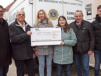 Der Lions-Club spendet 12.000 Euro für neues Kühlfahrzeug für die Tafel (. l.): Karlheinz Wirth, Past-Präsident Volker Hamann, Gisela Berner, Projektleiterin Daniela Fehn, Fördervereinsvorsitzender Walter Mackert und Stephan Wilm.