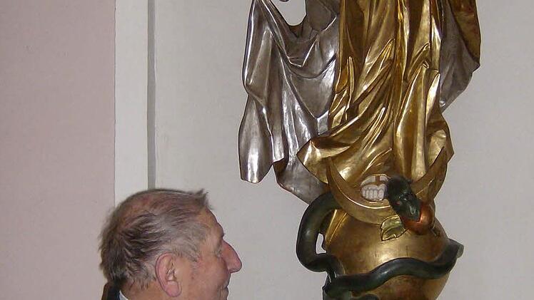 Hans Bayerlein und die Marienstatute in der Weißenoher KircheFotos: Malbrich