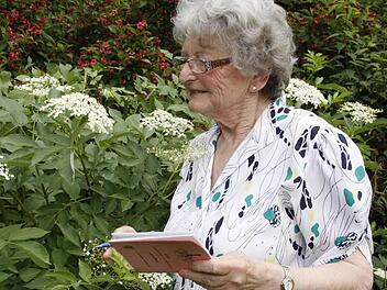 Friedel Riehlein dokumentiert den Wachstumsprozess eines Hollunderbuschs. Foto: Löwisch