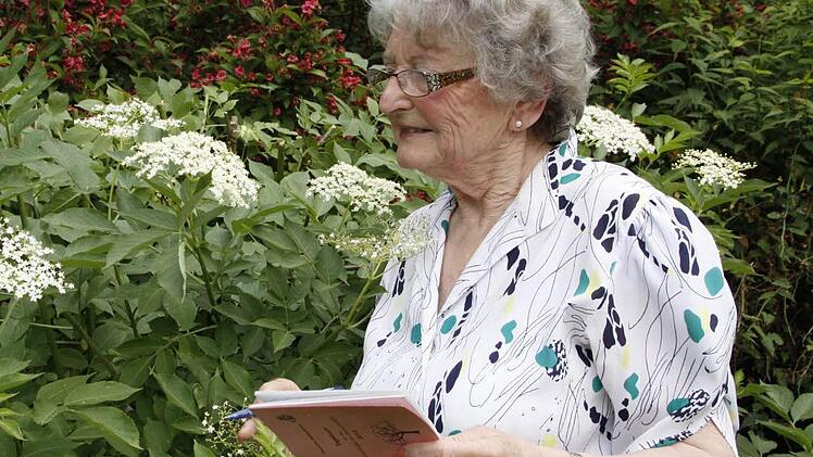 Friedel Riehlein dokumentiert den Wachstumsprozess eines Hollunderbuschs. Foto: Löwisch