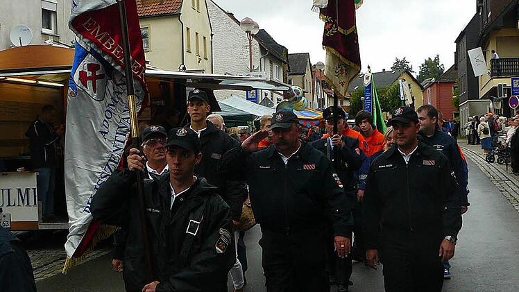 Auch die Feuerwehr Pilisszentivan präsentierte sich beim Festzug mit ihrer Standarte.