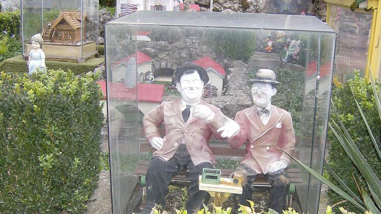 Dick und Doof locken Passanten in den Märchengarten. Foto: Petra Malbrich