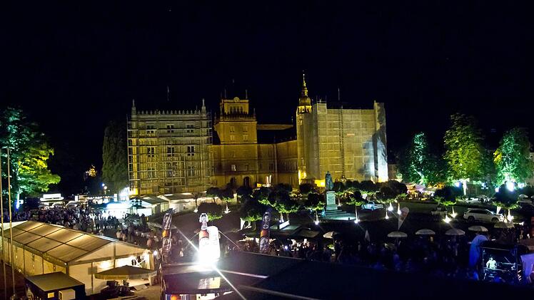 Blick zur Ehrenburg: die erste Nacht des diesjährigen Schlossplatzfestes in CoburgFoto: Jochen Berger