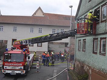 Realistische Übung an einem leerstehenden Haus: Bergung mit der Drehleiter.  Foto: Riccardo Looke